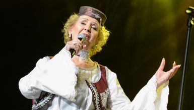 ЛЕПА ЛУКИЋ ИМА 3 ПЕНЗИЈЕ: Краљица народне музике открила колико новца прима месечно
