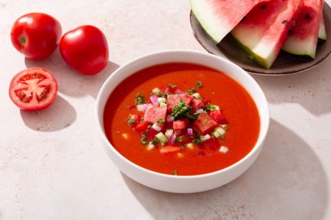 PRAVO OSVEŽENJE ZA LETNJE DANE: Isprobajte recept za supu od paradajza i lubenice