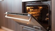 RETKO KO JE ČUO ZA OVAJ TRIK: Evo zašto kuvari stavljaju papir za pečenje na dno rerne