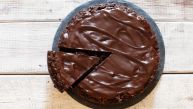 МАЛЕ ТАЈНЕ ВЕЛИКИХ КУВАРА: Чоколадни колач готов за мање од 5 минута (РЕЦЕПТ)