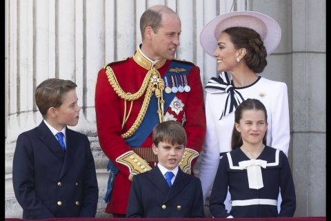 Princ Luis ponovo ukrao šou na proslavi rođendana kralja Čarlsa: Kejt ga gleda sa osmehom, dok se Šarlot nervira (VIDEO)