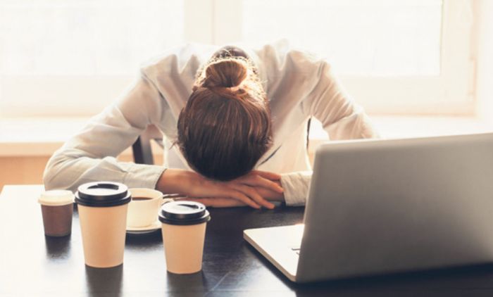 1722587695_2221281_stockphototiredbusinesswomansleepingontableinofficeyoungoverworkedexhaustedgirlworkingfromhome391111147_ff.jpg