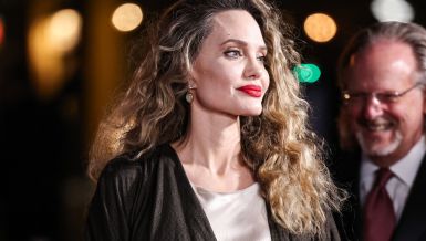 Anđelina Džoli kakvu do sada nismo videli: Glumica pokazala novu frizuru na premijeri filma \