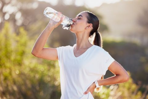 Ako smo žedni već smo dehidrirali? Da li je ovo istina ili mit - evo šta kažu stručnjaci 