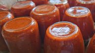 AJVAR SA PLAVIM PATLIDŽANOM: Obnovite gradivo za pripremu zimnice (RECEPT/VIDEO)