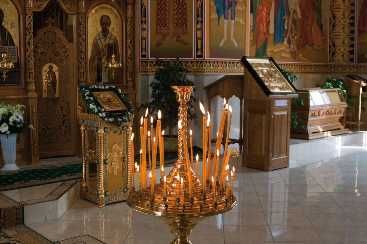 Православные храм внутри свечи панорама